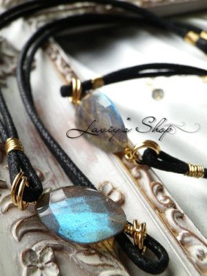 お揃いデザインのチョーカーも販売しています。