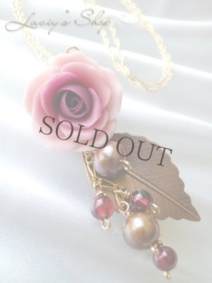 画像2: クラシカルパープルローズとブラスリーフのネックレス