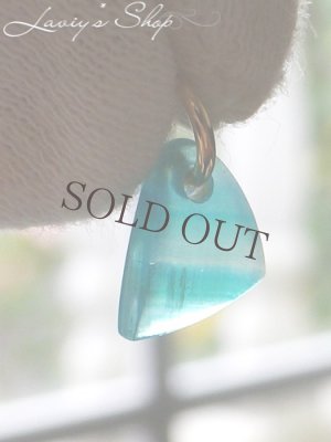 光にかざした様子です。