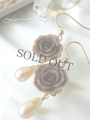 画像2: クラシカルローズと上質パールのピアス
