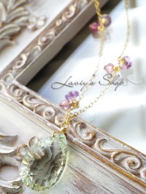 画像2: コンケイヴカットグリーンアメジストとパステルGemのネックレス(2)