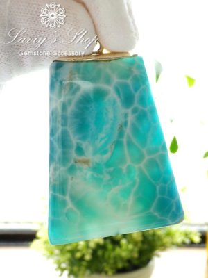 光にかざした様子です。