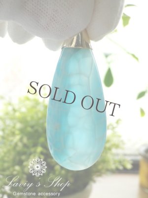 光にかざした様子です。