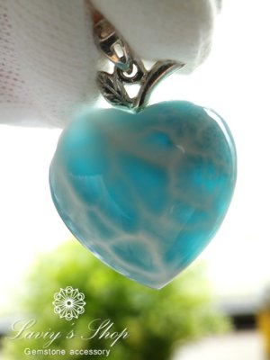 光にかざした様子です。