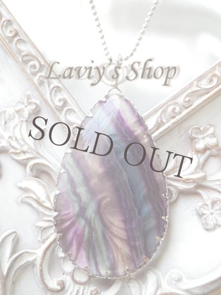 画像2: 大粒パーティーカラーフローライトのベゼルワイヤーネックレス (2)