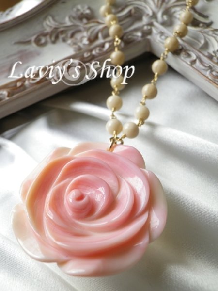 画像4: ローズカーヴィング/大粒クィーンコンクシェルとリバーストーンのネックレス (4)