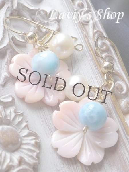 画像4: クィーンコンクシェルフラワーとラリマールのデザインピアス (4)