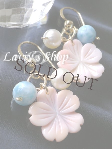 画像2: クィーンコンクシェルフラワーとラリマールのデザインピアス (2)