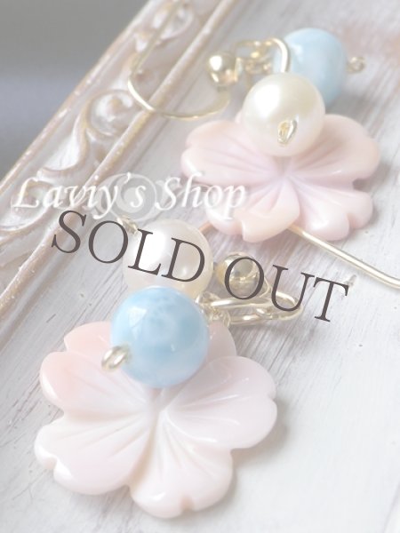 画像6: クィーンコンクシェルフラワーとラリマールのデザインピアス (6)