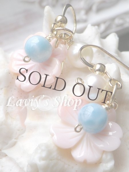 画像3: クィーンコンクシェルフラワーとラリマールのデザインピアス (3)