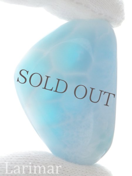 光にかざした様子です。