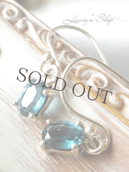 画像2: アメリカ発！ティールブルーカイヤナイトの1粒ピアス (2)