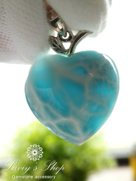 光にかざした様子です。