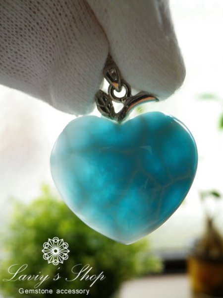 光にかざした様子です。