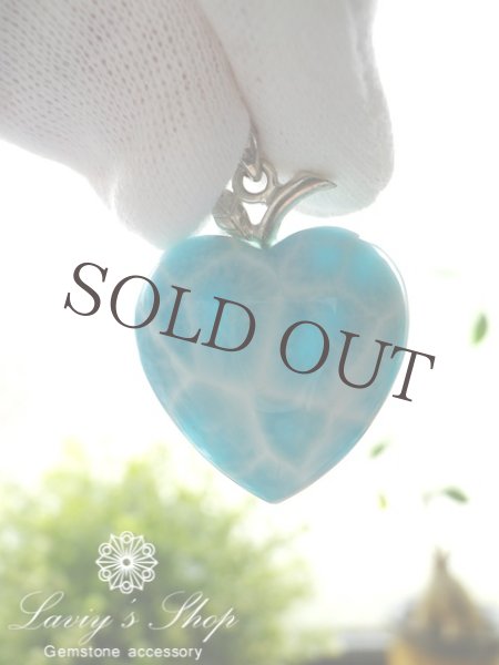 光にかざした様子です。